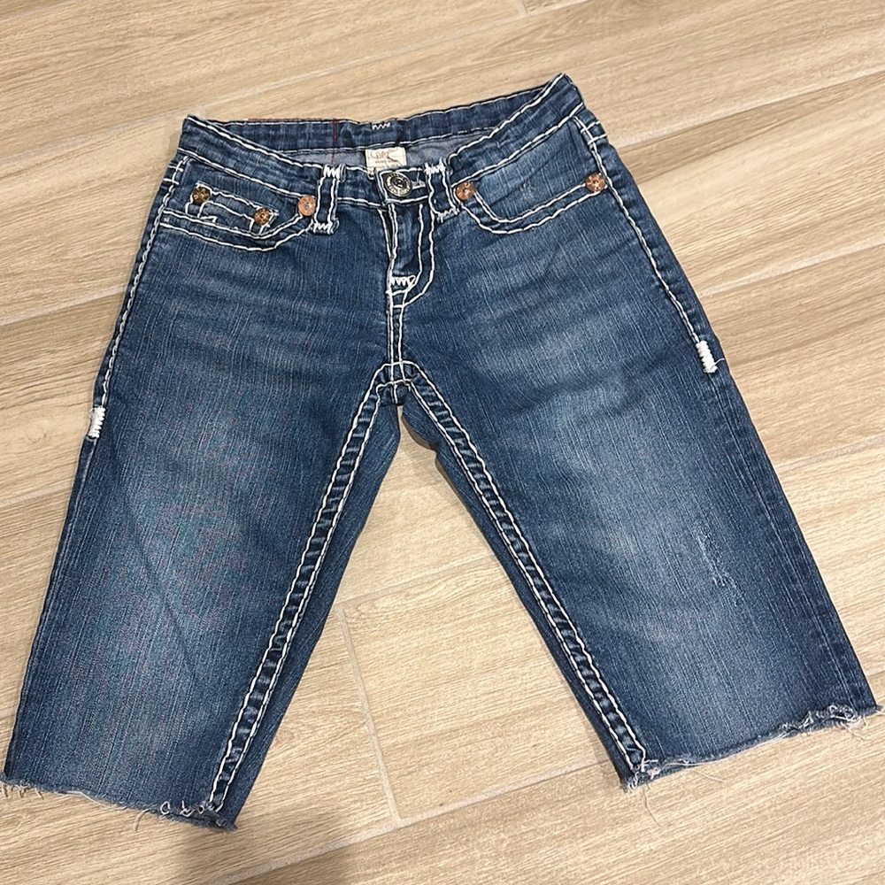 True Religion jeans shorts size 26 Style Billy Super T with white stitching
